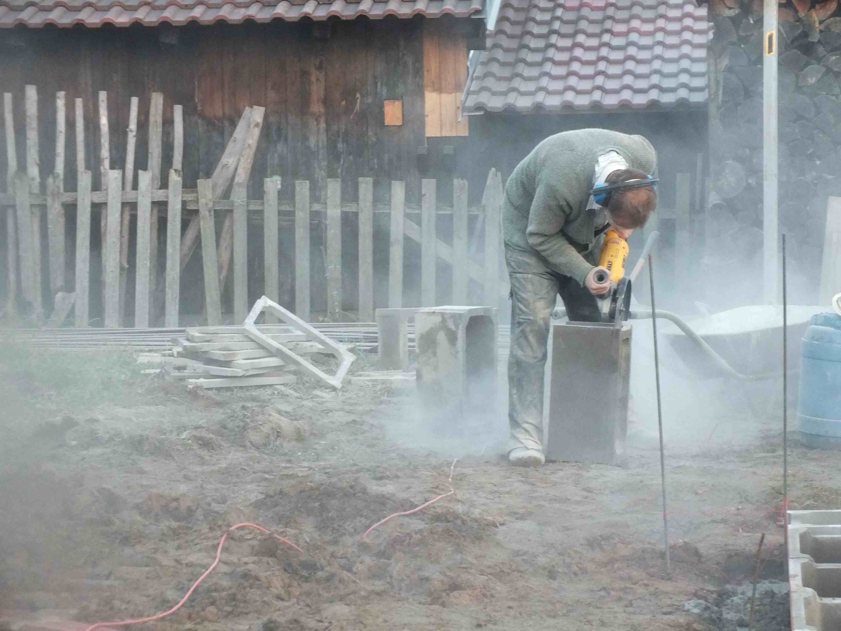 Kamil řeže ztranené bednění